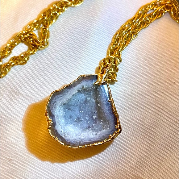 Gold dipped crystal geode necklace - Picture 1 of 3